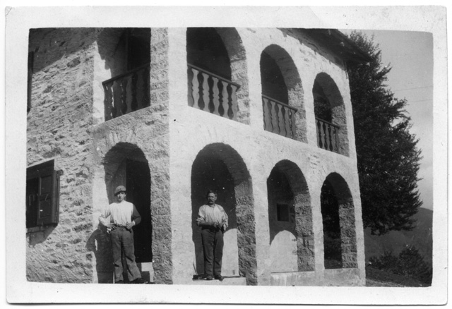 Due uomini davanti a casa Chiattone ai Monti di Condra