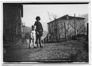 Ritratto di due bambini sulla strada di Bigorio