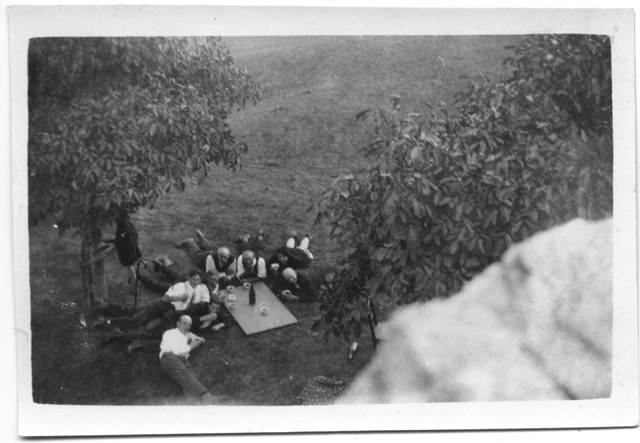 Gruppo di persone sdraiate su un prato