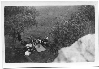 Gruppo di persone sdraiate su un prato