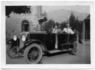 Ritratto di uomini su un'automobile