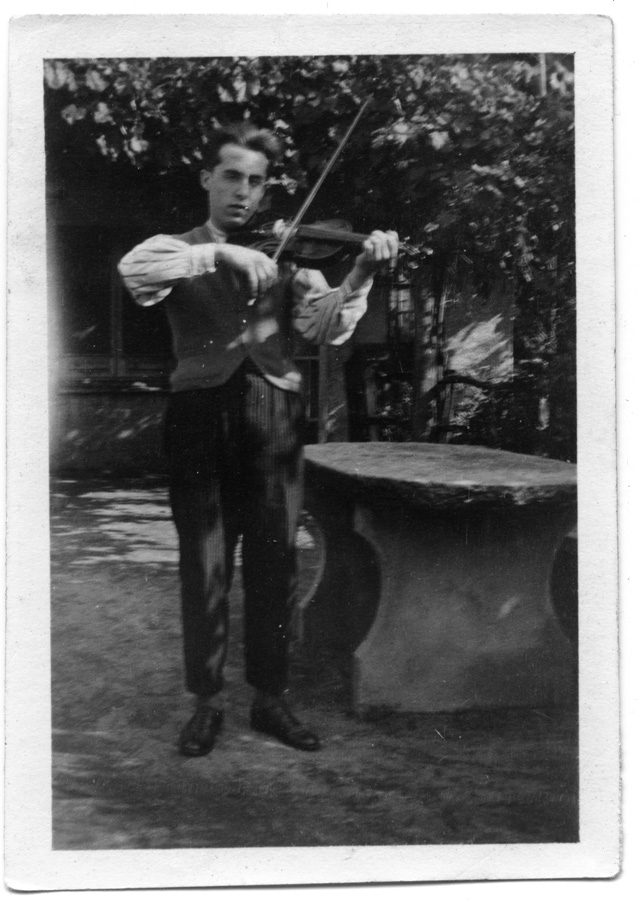 Ritratto di Antonio Menghetti con violino