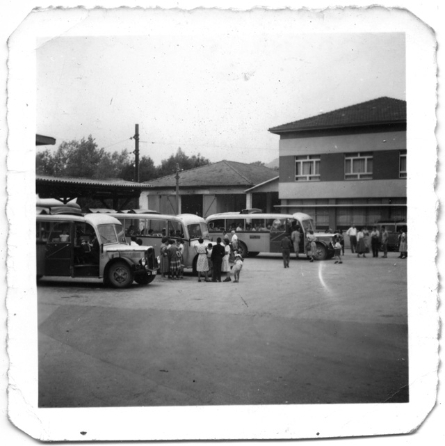 Autopostali nel piazzale della stazione di Tesserete