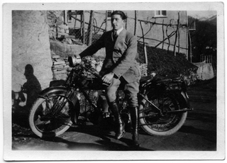 Giuseppe Stampanoni con una motocicletta
