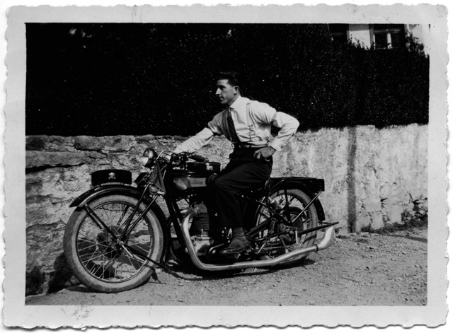 Ritratto di Giuseppe Stampanoni sulla motocicletta