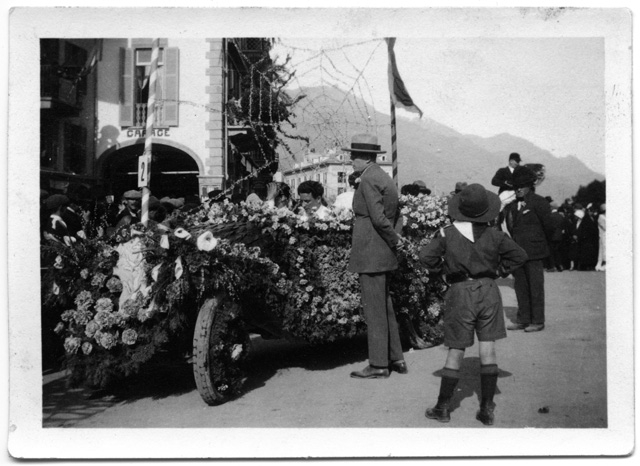 Automobile addobbata con fiori a Lugano