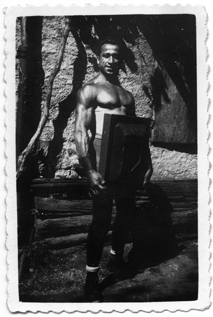 Ritratto di Italo (Menghetti?) mentre solleva un peso