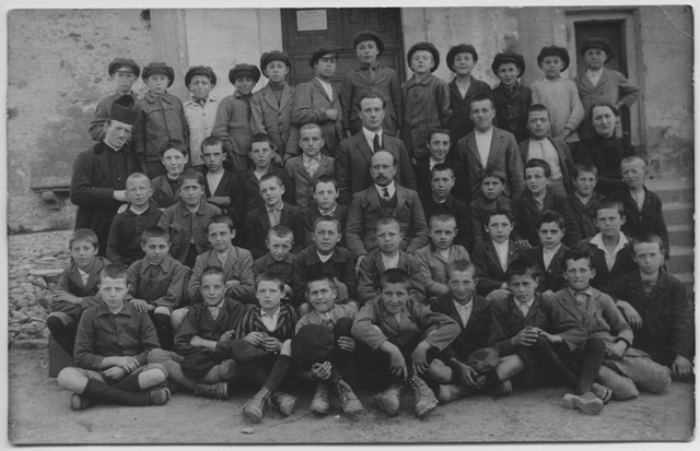 Ritratto delle scuole maggiori di Tesserete, sul sagrato