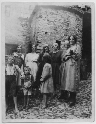 Gruppo di persone nel nucleo di Bigorio