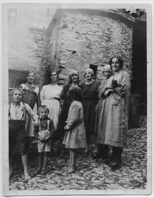 Gruppo di persone nel nucleo di Bigorio