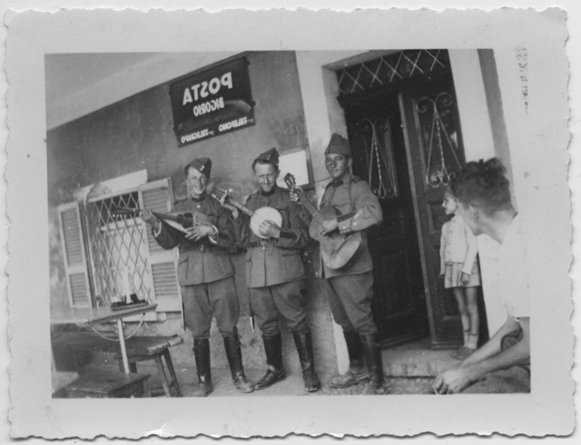 Tre soldati con strumenti musicali