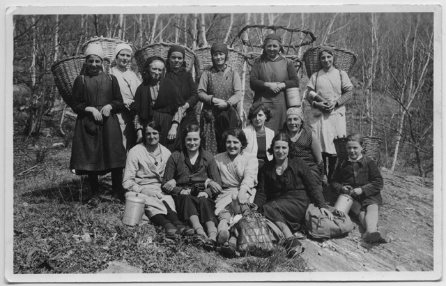 Ritratto di donne con gerle e gerle a stecche rade