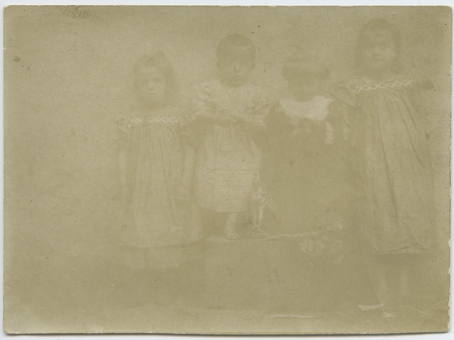 Ritratto di quattro bambini