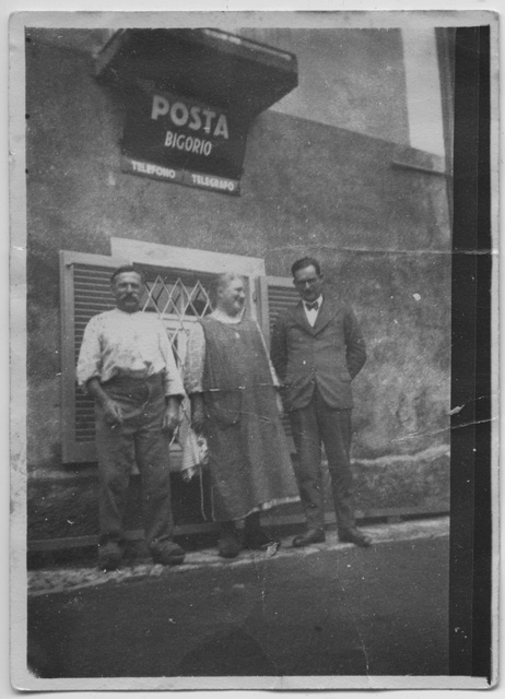 Giovanni e Agnese Menghetti davanti all'ufficio postale di Bigorio