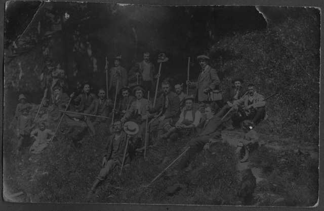 Il club alpino Caval Drossa in posa durante una gita