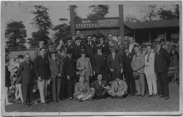 Gruppo di uomini in uno stadio di corse sportive a Londra