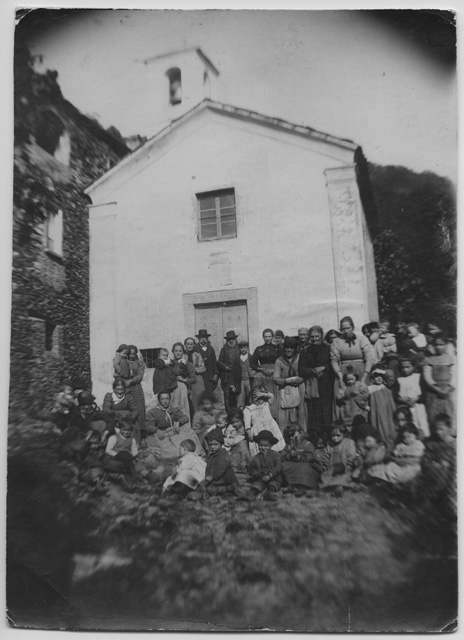 Ritratto degli abitanti di Oggio riuniti davanti alla chiesa