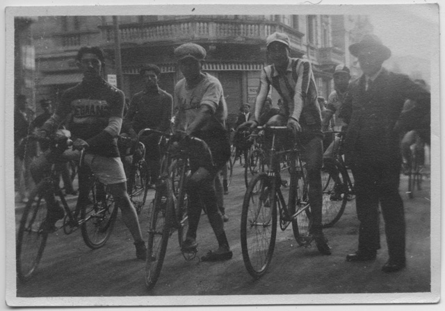 Ritratto di ciclisti in posa