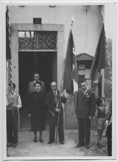 Gruppo di persone in posa per l'inaugurazione del gonfalone di Cagiallo