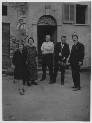 Gruppo in posa in una piazza