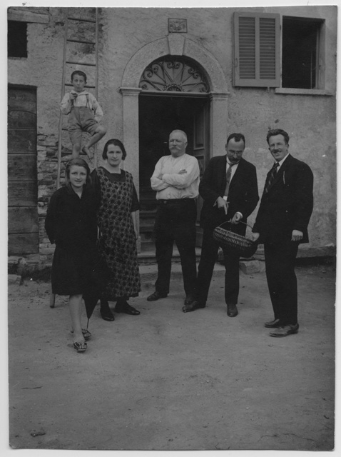 Gruppo in posa in una piazza