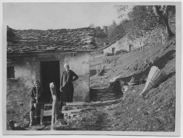 Due donne in posa sui monti di Brena a Gola di Lago