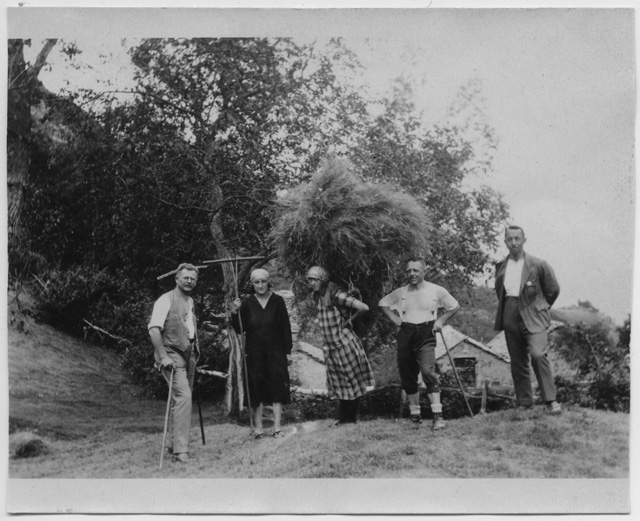 Due contadine durante la fienagione sui monti di Brena a Gola di Lago con tre turisti