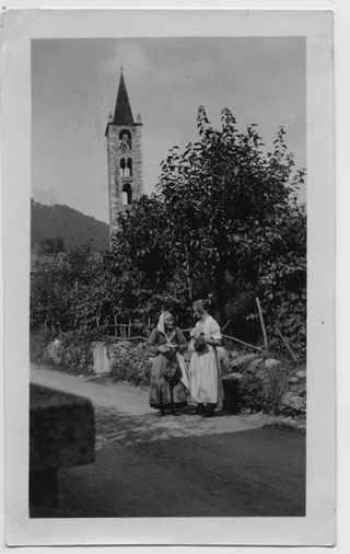 Purissima Morosoli e la postina Martina Menghetti-Lepori sulla strada tra Vaglio e Sala