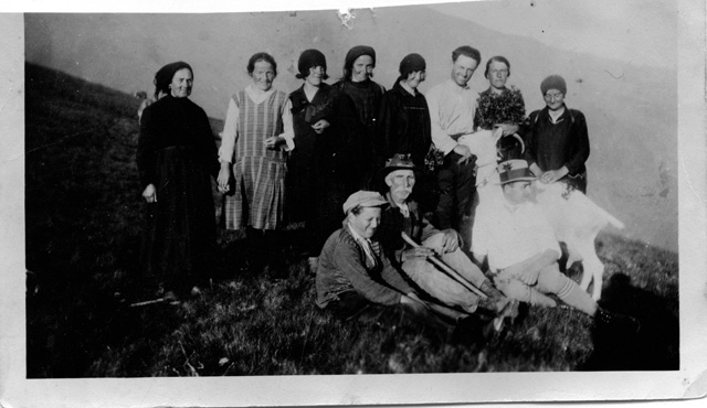 Gruppo di persone in un pascolo di montagna