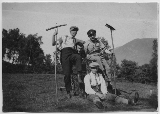 Quattro uomini in posa con rastrello e cargansc a Gola di Lago