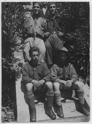 Ritratto di quattro esploratori in divisa