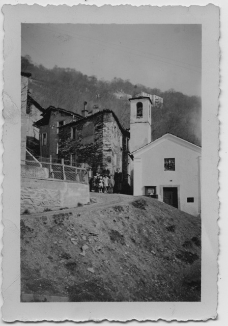 Ritratto di famiglia a fianco della chiesa di Oggio