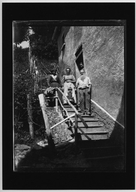 Ritratto di famiglia su una scalinata