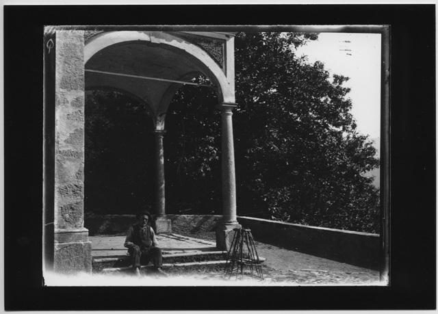 Ritratto di uomo sotto il portico dell'Oratorio di Santa Maria delle Grazie