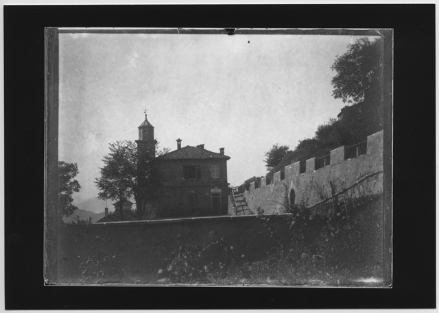 La vecchia scuola di Bidogno con il campanile sullo sfondo