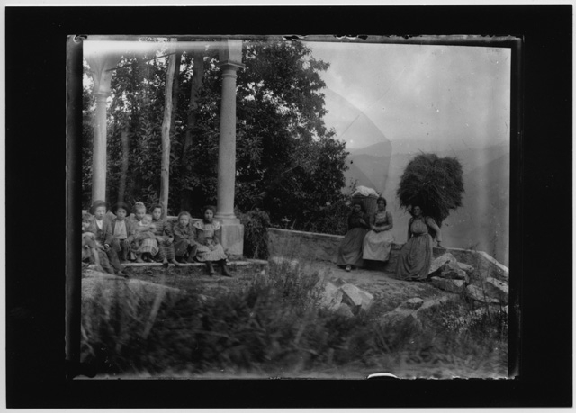 Gruppo di persone davanti all'Oratorio di Santa Maria delle Grazie