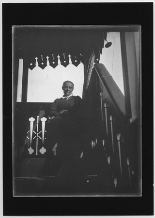 Ritratto di donna sulla scala di casa Quirici