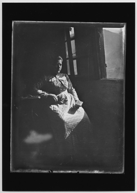 Ritratto di donna seduta davanti alla finestra