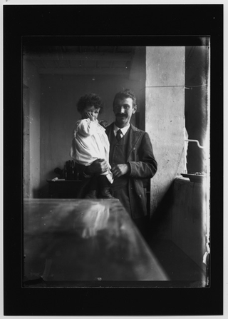 Autoritratto di Domenico Quirici con un bambino in braccio