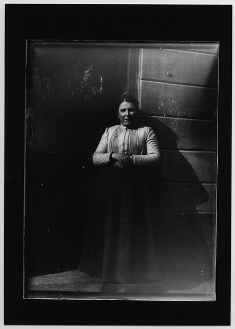 Ritratto di donna sull'uscio di casa