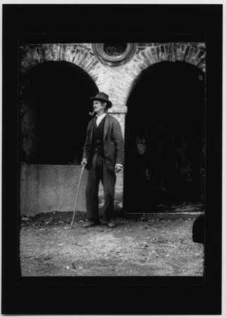 Ritratto di uomo nella piazza di Bidogno