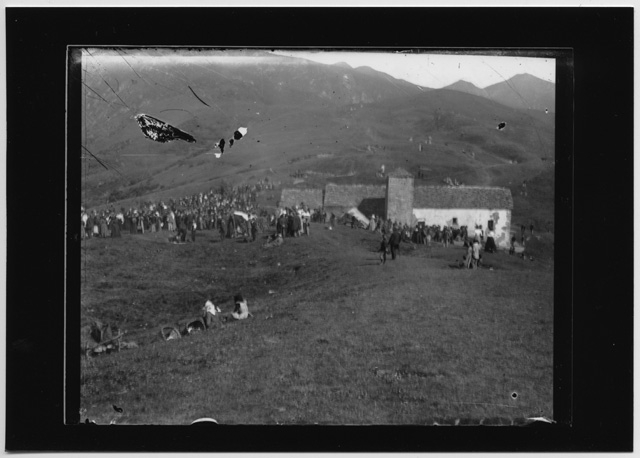 Persone riunite sul San Lucio per la festa annuale