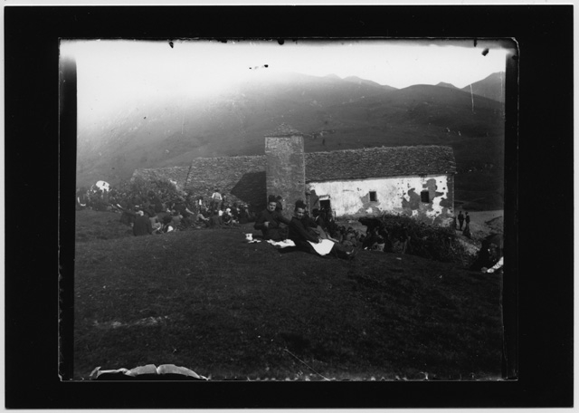 Due preti durante il pranzo sul San Lucio alla festa annuale