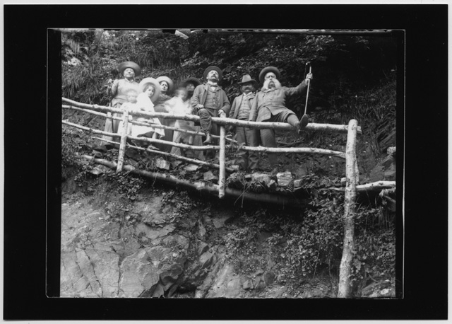 Famiglia Quirici in posa al fiume Bello