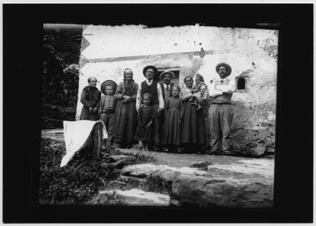 Famiglia Quirici davanti a un edificio