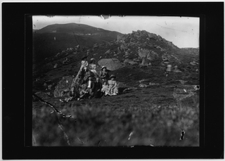 Famiglia Quirici in posa sul Sass Cètt (alpe Musgatina)
