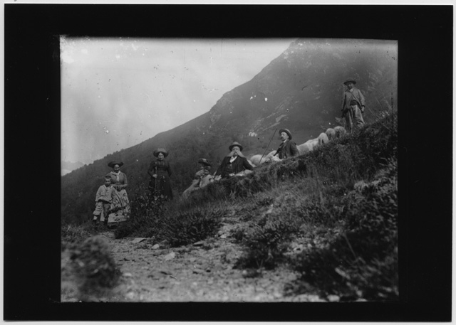 Famiglia Quirici con un pastore e il suo gregge nei pressi dell'alpe Musgatina