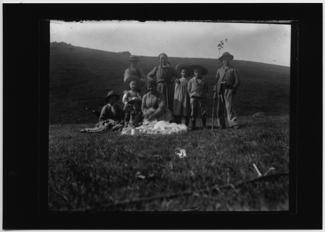 La famiglia Quirici e due donne che lavorano la lana