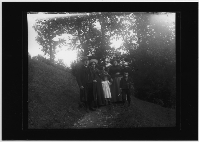 Ritratto della famiglia Quirici con un prete