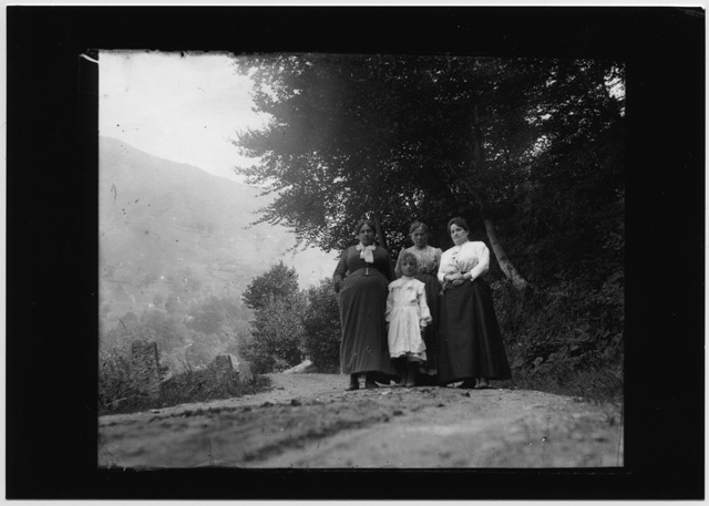 Quattro donne su una strada in Val Colla